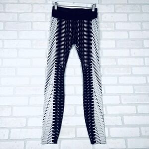 Under Armour Women's Black & White Athletic Leggings, Back‎ Zipper Pocket Small